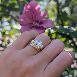 East to West Pear engagement ring